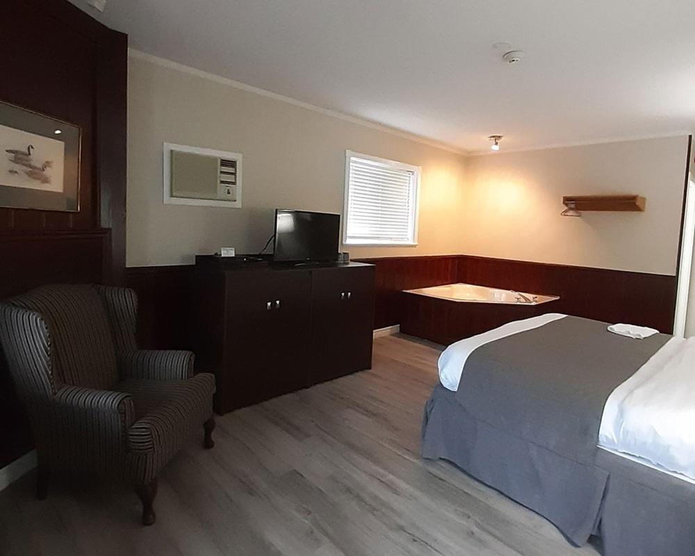 Algonquin Lakeside Inn Dwight Dış mekan fotoğraf