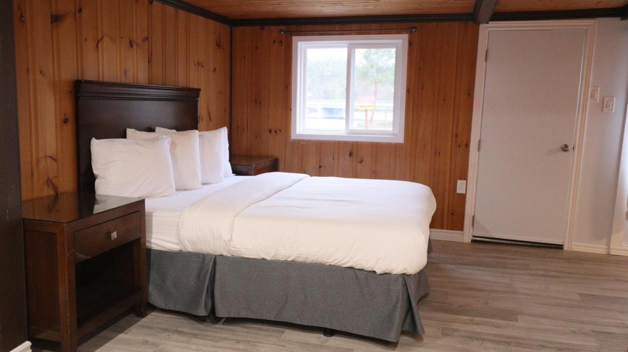 Algonquin Lakeside Inn Dwight Dış mekan fotoğraf