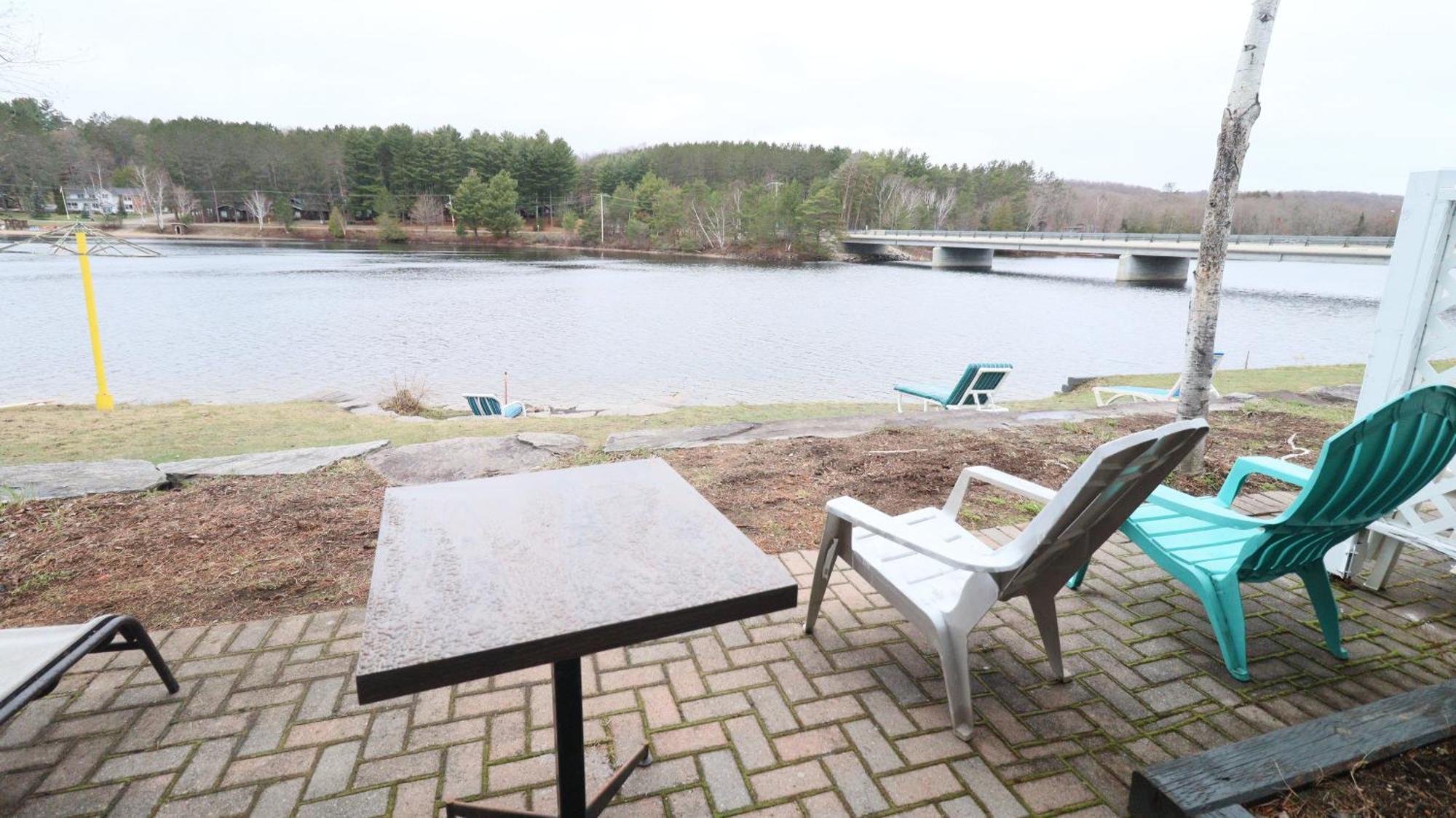 Algonquin Lakeside Inn Dwight Dış mekan fotoğraf