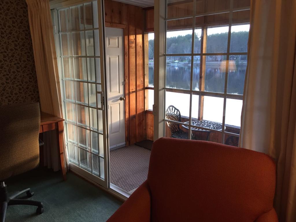 Algonquin Lakeside Inn Dwight Dış mekan fotoğraf