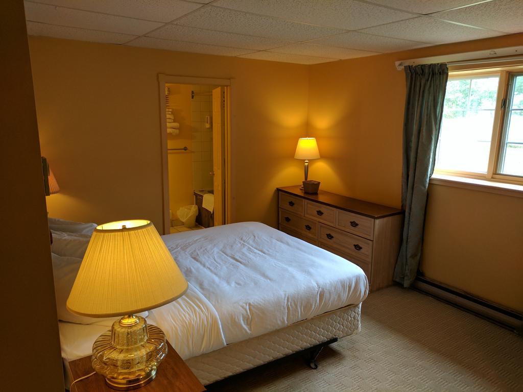 Algonquin Lakeside Inn Dwight Dış mekan fotoğraf