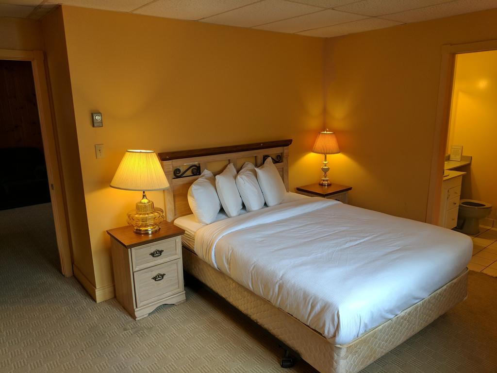 Algonquin Lakeside Inn Dwight Dış mekan fotoğraf