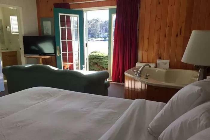 Algonquin Lakeside Inn Dwight Dış mekan fotoğraf