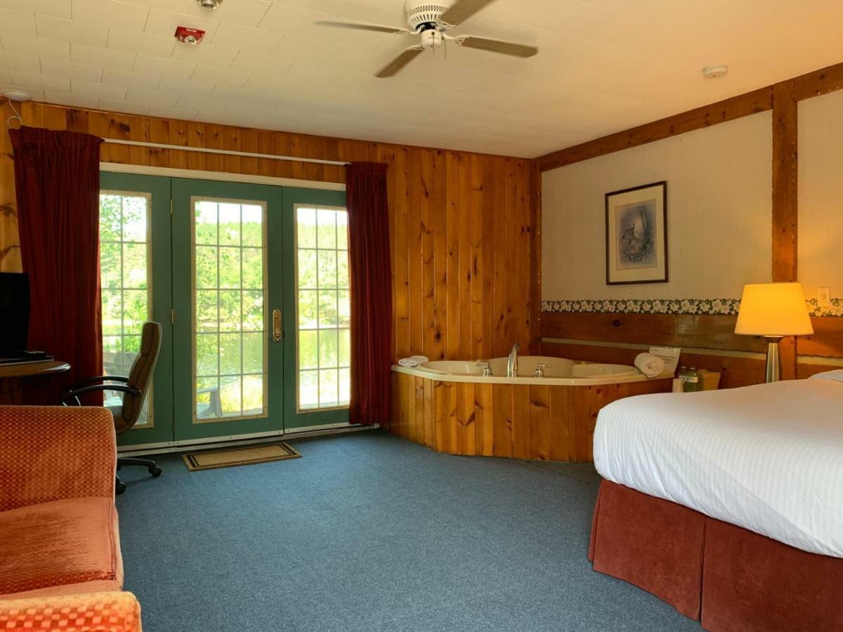 Algonquin Lakeside Inn Dwight Dış mekan fotoğraf