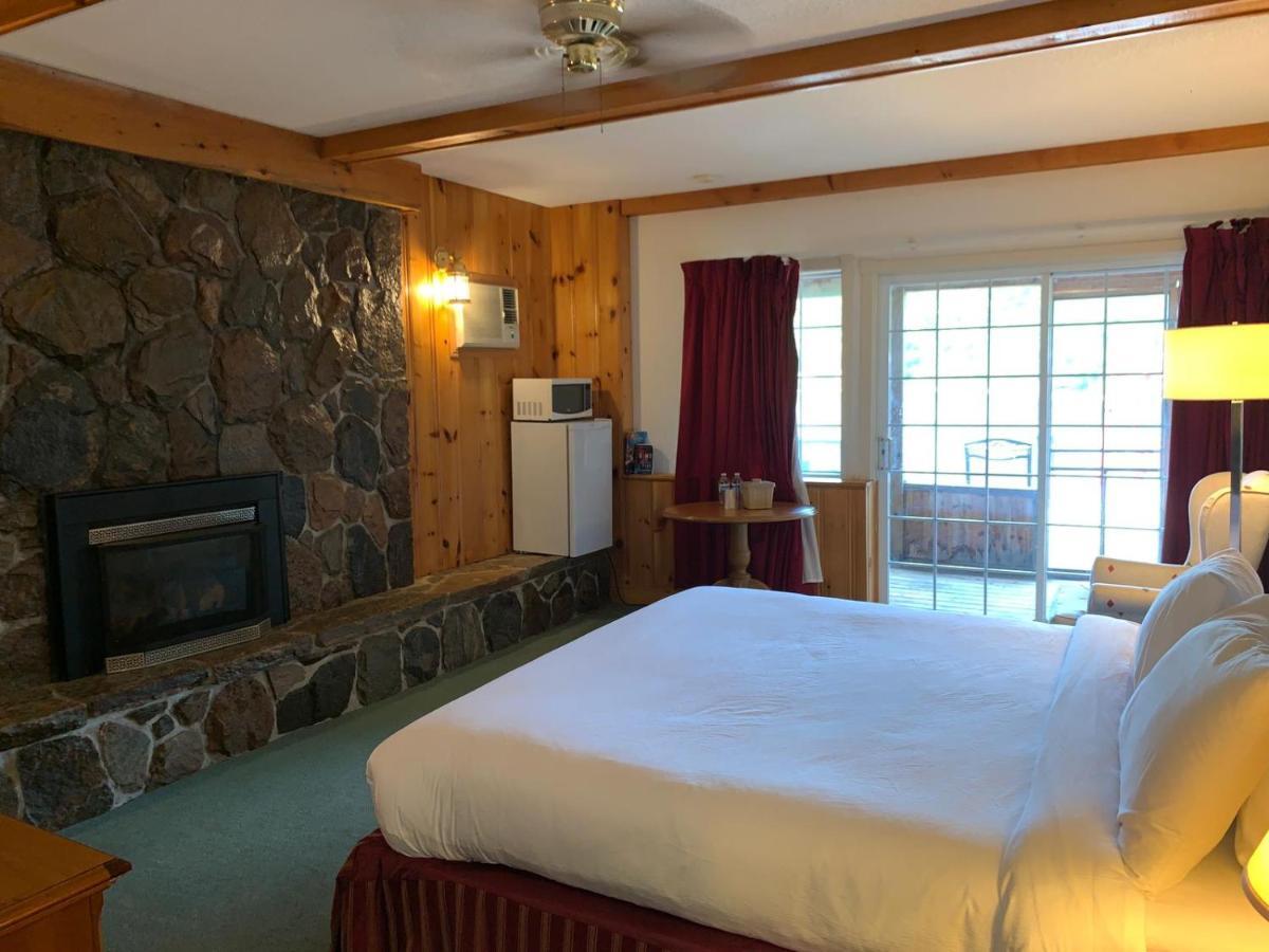 Algonquin Lakeside Inn Dwight Dış mekan fotoğraf
